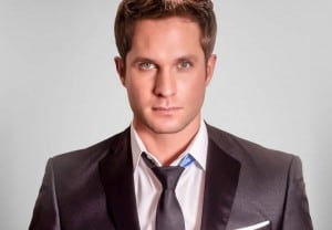 ser ve al cantante paco de maría con traje