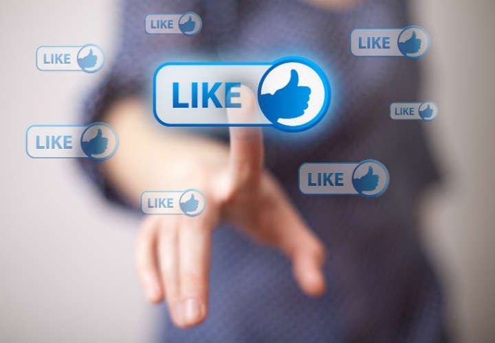 se puede ver una persona dandole un like