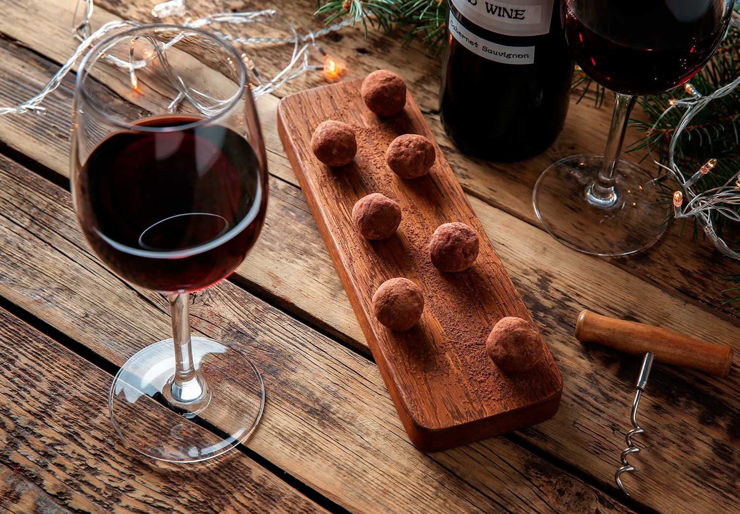Dieta-Sirtfood-bajas-de-peso-tomando-vino-y-comiendo-chocolate
